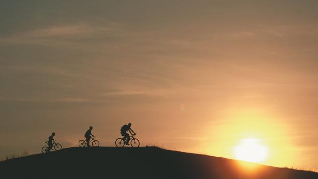 VTT au soleil couchant
